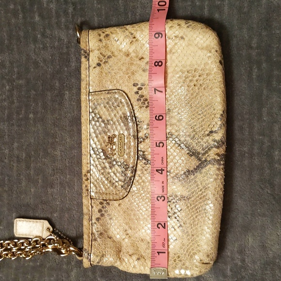 Coach shimmer snakeskin pattern wristlet/bag in cream & gray w/ gold hardware - Picture 11 of 14